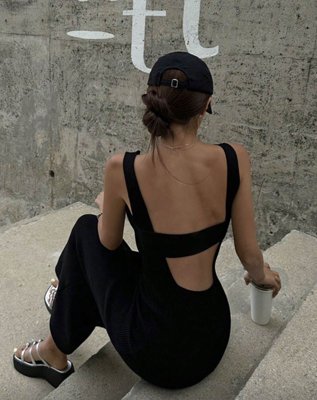 vestido ajustado con espalda descubierta