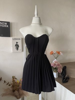 vestido elegante oscuro de falda plizada